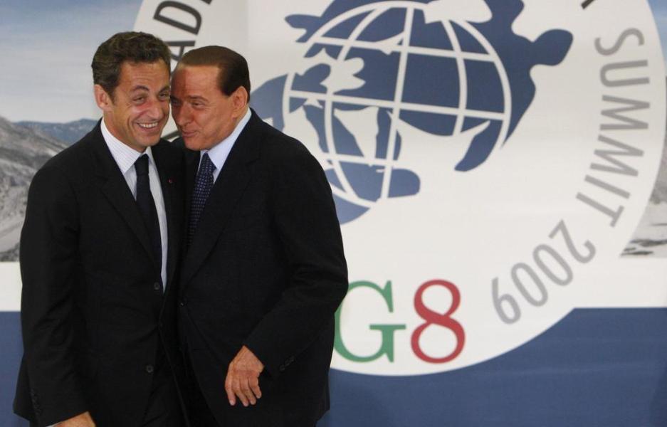 Moment de confidència entre el president gal i l'amfitrió Berlusconi.