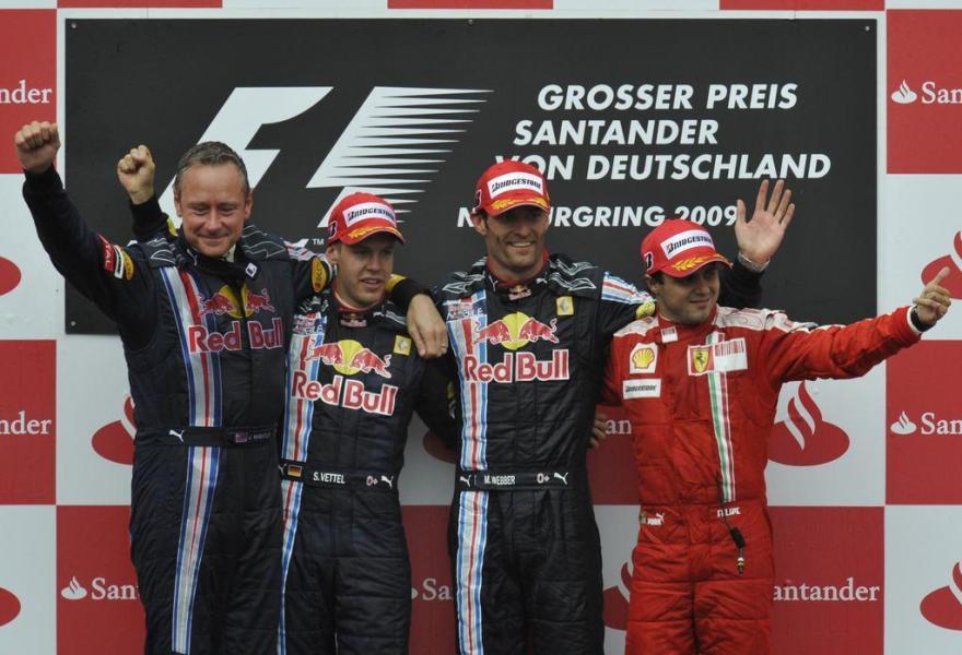 El director de l'equip Red Bull, devora Mark Webber, Sebastian Vettel i Felipe Massa, al pòdium. Foto: Wofgang Rattay. Reuters