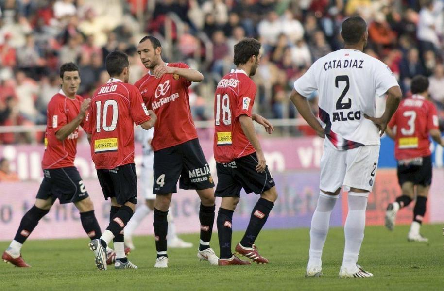 Els jugadors del Reial Mallorca celebren el primer gol, aconseguit per Julio Álvarez. Foto: Monserrat