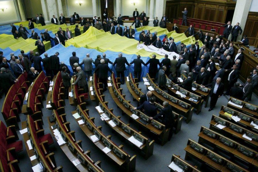 Sector de l'oposició que ha cobert i rodejat els seus escons com a protesta per la ratificació de l'acord amb Rússia per manteni