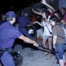 La vintena de policies nacionals tracten amb les porres de disgregar els joves concentrats.
