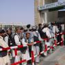 Els ciutadans afganesos han de fer llargues cues per poder votar a les eleccions d'avui. Fotos: Efe.