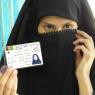 Una dona ensenya la tarja de votant després d'exercir el seu dret a un col·legi de Kandahar.