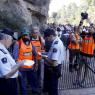 La Policia Local de Pollença permeté ahir el pas de vint persones i després tancà la barrera. Foto: Teresa Ayuga.