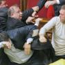 Diversos parlamentaris d'Ucraïna es barallen a la seu del Parlament de l'estat, a Kiev. L'origen dels incidents ha estat la rati