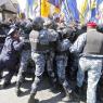 La tensió també ha tingut ressò a l'exterior de la Rada Suprema (el Parlament) on policies antidisturbis s'han enfrontat a simpa