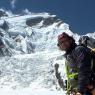 Un dels companys d'expedició de Tolo, amb el cim que ha costat la vida del muntanyenc mallorquí al fons .