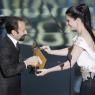 Sandra Bullock atorga l'Oscar a millor pel·lícula de parla no anglesa a la iraniana 'Una separació'.